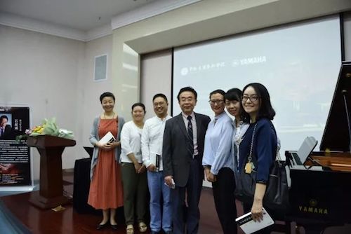 UG环球艺术家石叔诚与特邀艺术家顾平受邀于成都大学东盟艺术学院、音乐与舞蹈学院艺术实践周开展公开课