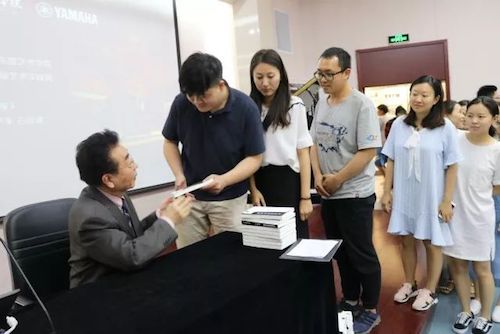UG环球艺术家石叔诚与特邀艺术家顾平受邀于成都大学东盟艺术学院、音乐与舞蹈学院艺术实践周开展公开课