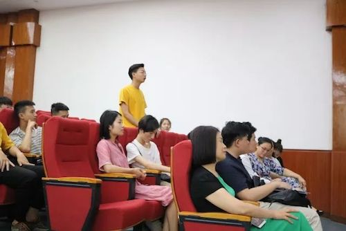 UG环球艺术家石叔诚与特邀艺术家顾平受邀于成都大学东盟艺术学院、音乐与舞蹈学院艺术实践周开展公开课