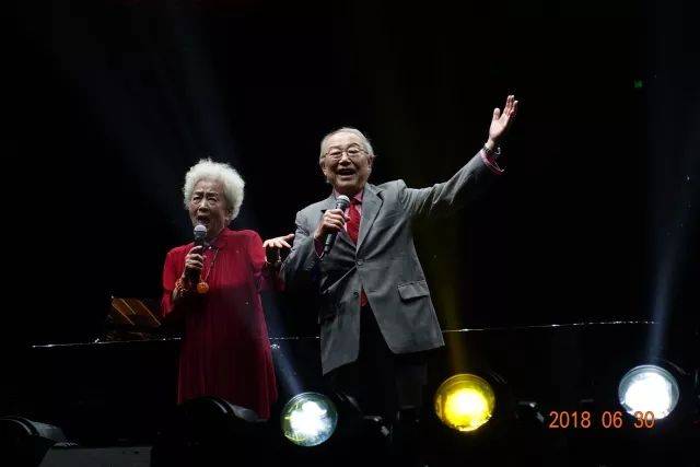 歌声悠扬，唱出时代记忆，琴声悦耳，奏响希望乐章 <br> 2018“我爱你中国?纪念改革开放40周年”经典歌曲上海演唱会圆满落幕