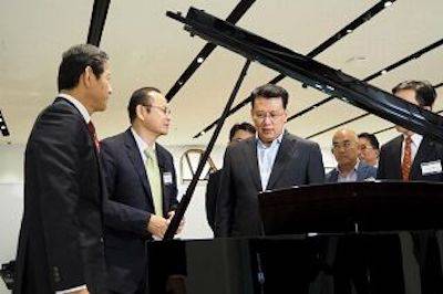 回顾发展历史，畅想科技未来|中国浙江省代表团视察UG环球企业博物馆