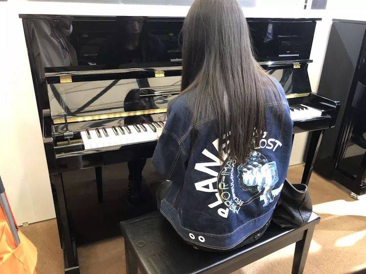 参观来宾试奏UG环球钢琴