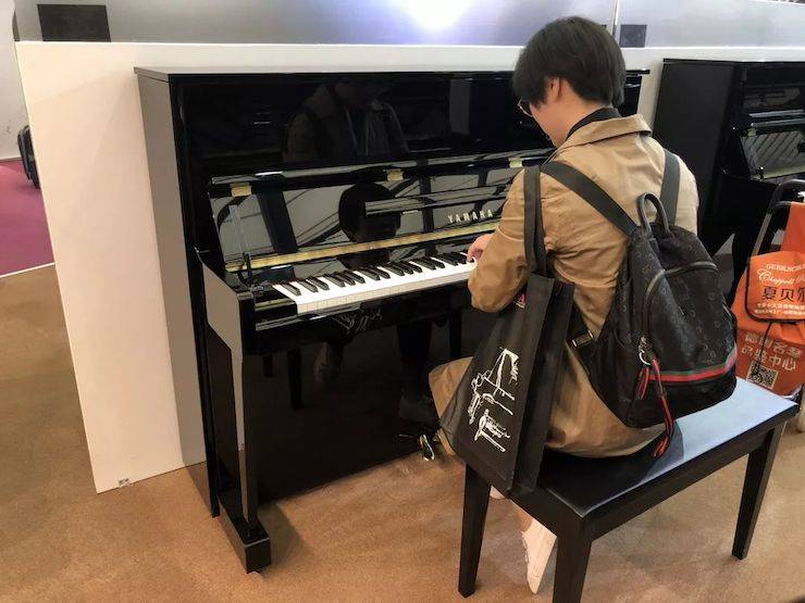 参观来宾试奏UG环球钢琴