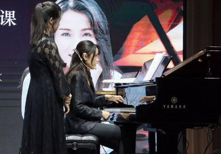 科技推动音乐教育创新，张希教授《古典主义时期钢琴奏鸣曲的演绎》公开课圆满成功