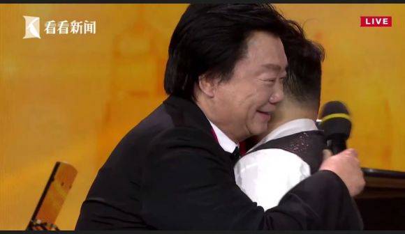 主持界泰斗叶惠贤力赞UG环球未来艺术家刘明康：“很难相信，这么悠扬的琴声出自一位自闭症少年的手里！”